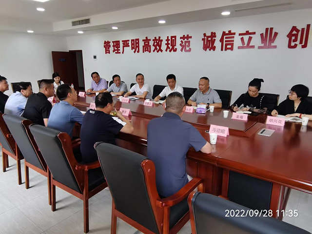 集團領導下車間檢查安全維穩(wěn)工作
