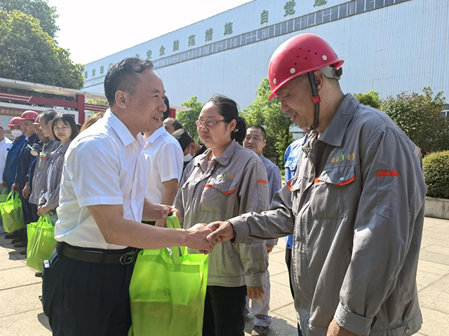 夏日炎炎，領導為職工送“清涼”